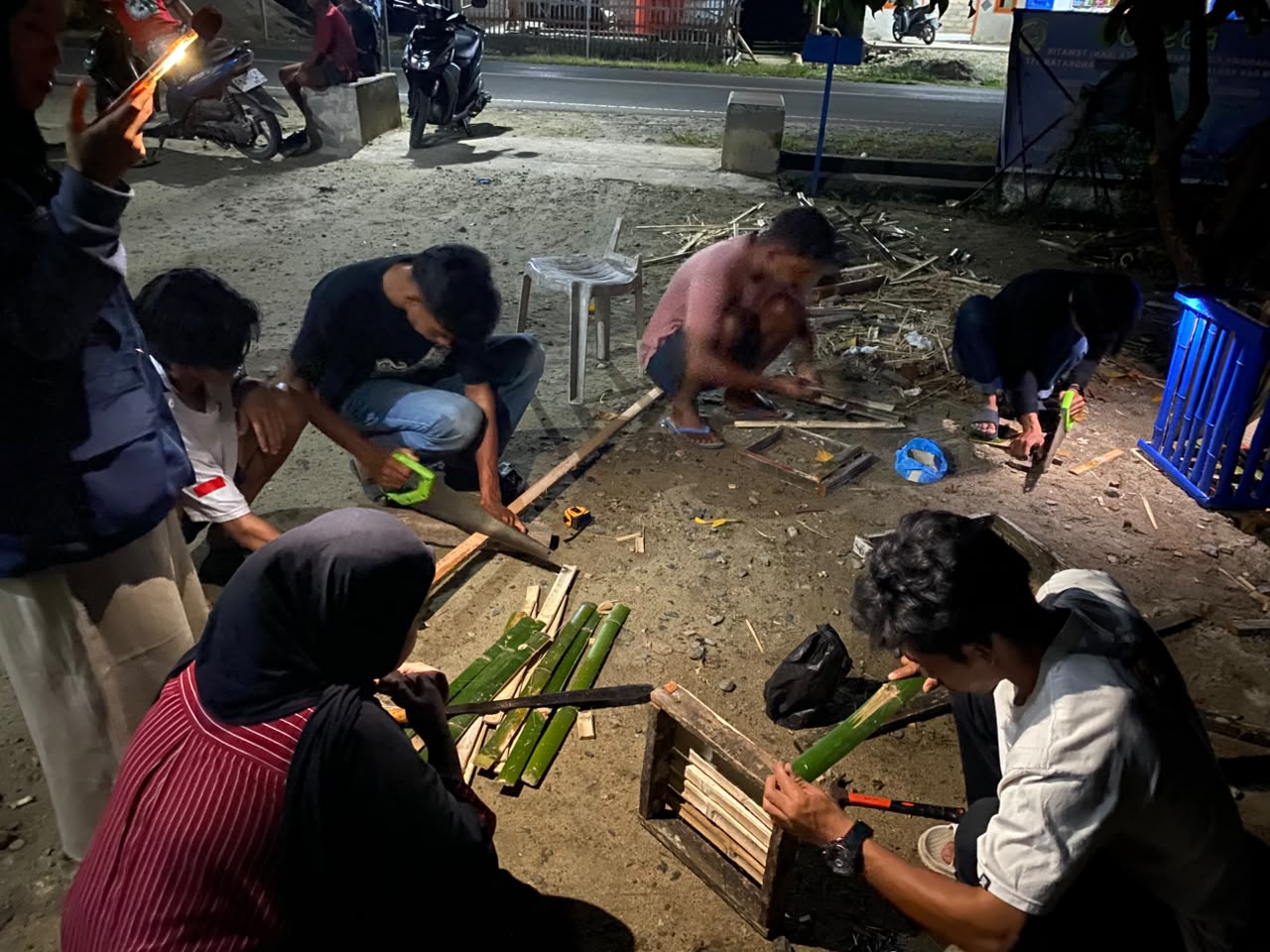 Program Pembuatan Tempat Sampah KKN 117 UNTAD