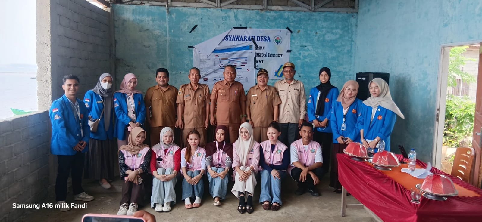 Foto bersama Pemerintah Desa Sumber Tani 