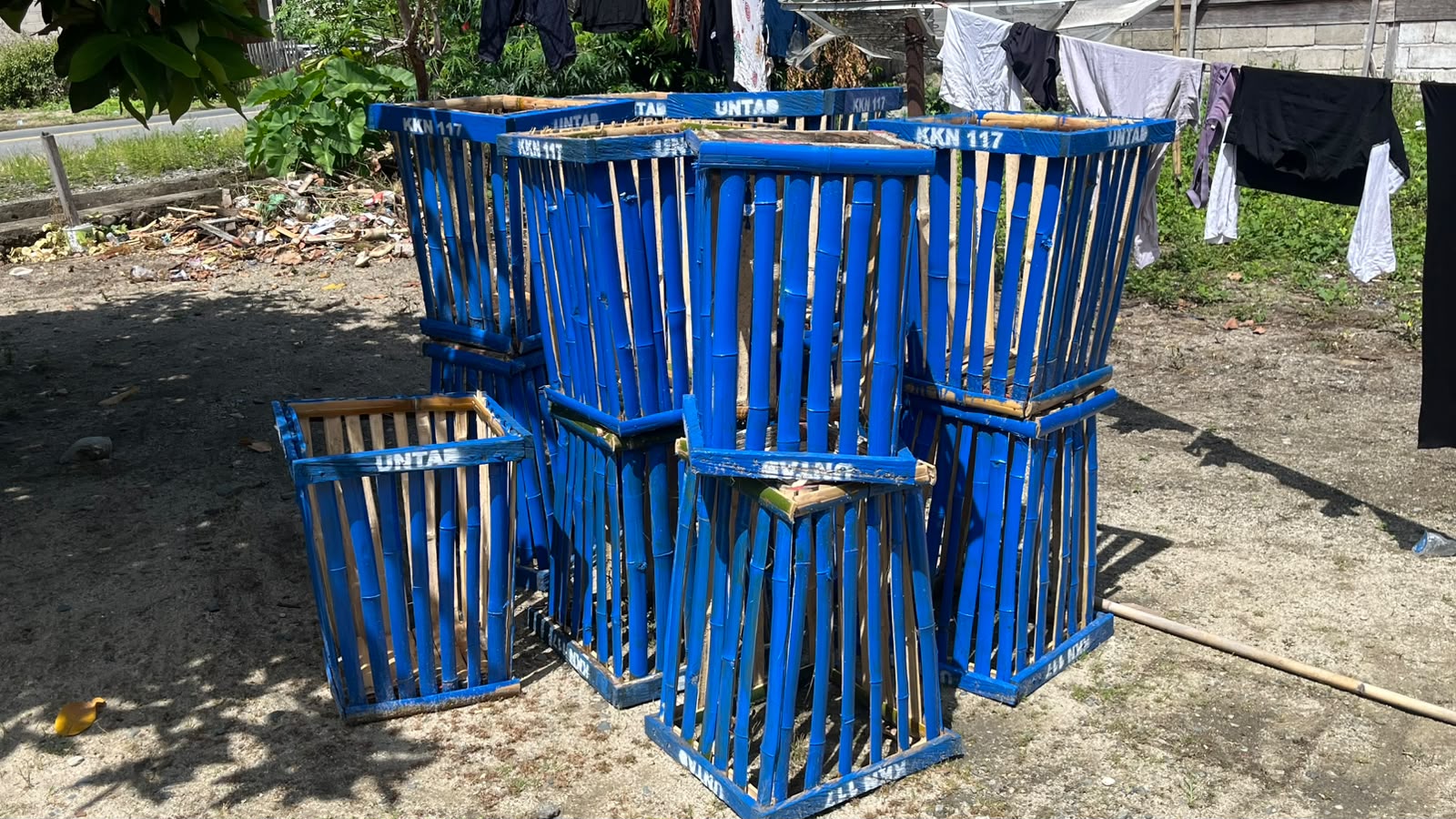 Pembuatan Tempat Sampah sebagai Upaya Meningkatkan Kebersihan Lingkungan oleh KKN Angkatan 117 Universitas Tadulako di Desa Sumber Tani